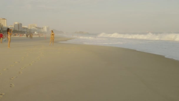 브라질 리우데자네이루 2013년 친구가 촬영한 여성을 포함하여 이파네마 해변에서 파도와 — 비디오