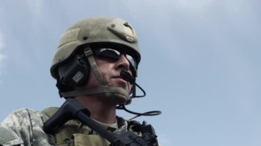 Amaçlayan, ateş ve silah düşürücü bir askerin alt makine silahı ile kapatın. Yeşil bereli ABD Ordusu Özel Kuvvetler.