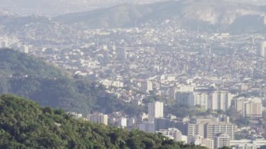 Gündüz görüntüler hills ve evleri ve Maracana Stadyumu kaydırma. Rio de Janeiro, Brezilya filme