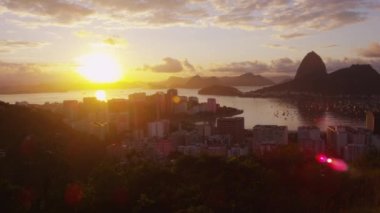 Rio de Janeiro'nun güneşli güneş patlaması ile görüntüleri izleme. Güneşin büyük olduğunu ve onun ' relection Atlantik Okyanusu Botafogo bay eteklerinde gösterilir.