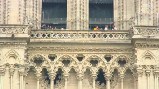 ノートルダム寺院の塔のバルコニーを見ている人々 のショット — ストック動画