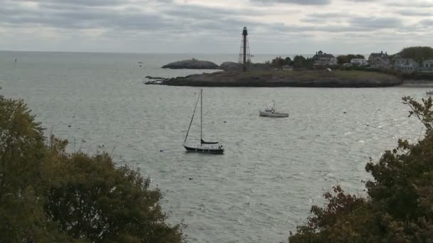 Salida Del Puerto Marblehead Con Algunos Barcos Amarrados Torre Luz — Vídeos de Stock