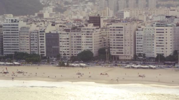 在一架直升机在巴西里约热内卢海滩上飞行 — 图库视频影像