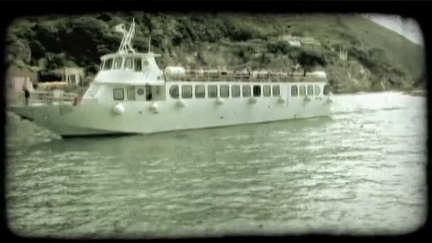 Loopt Een Italiaanse Rondvaartboot Langs Vintage Gestileerde Videoclip — Stockvideo
