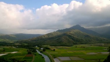 Kauai Hawaii Adaları'nda kuzey kesiminde Hanalei uyanık bir timelapse.