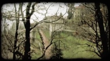 Bir bina ormanda oturur. Vintage stilize video klip.