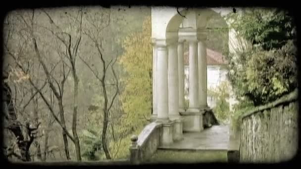 Eine Mittlere Aufnahme Der Säulen Eines Italienischen Gebäudes Vintage Stilisierter — Stockvideo
