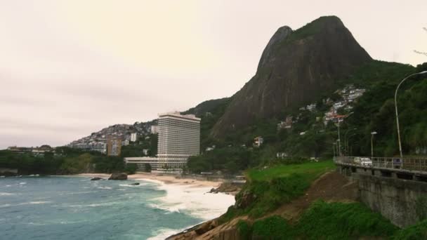 シュガーローフ マウンテンとリオ ジャネイロ ブラジルで海岸線のショットを傾斜スローモーション — ストック動画