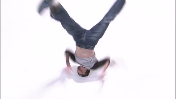 Overhead Aufnahme Eines Breakdancers Der Eine Kopfdrehung Auf Weißem Hintergrund — Stockvideo