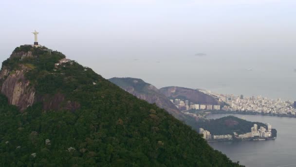 里约热内卢 2013年6月 著名的科尔科瓦多山的鸟瞰图 看基督的救世主地位 影片包括背景的大西洋和里约热内卢市 天空是灰色的 — 图库视频影像