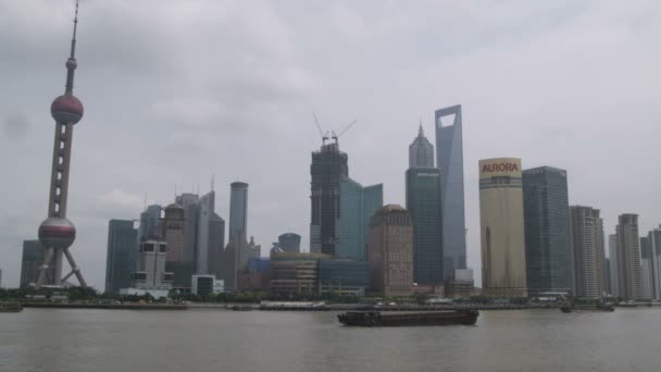 曇りの日に川を渡ってから上海 2012 都市の景観 — ストック動画
