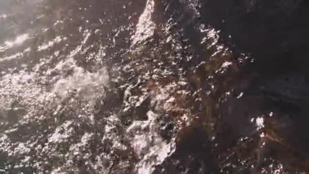 Lento Tiro Movimento Água Que Flui Sobre Rochas Com Ligeiro — Vídeo de Stock