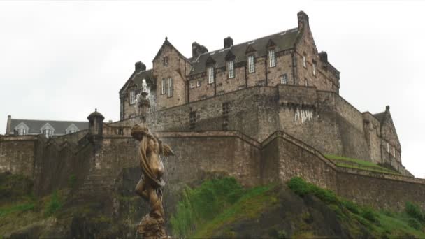 Tiro Castelo Inglês Topo Uma Colina Inglaterra Com Fonte Estátua — Vídeo de Stock