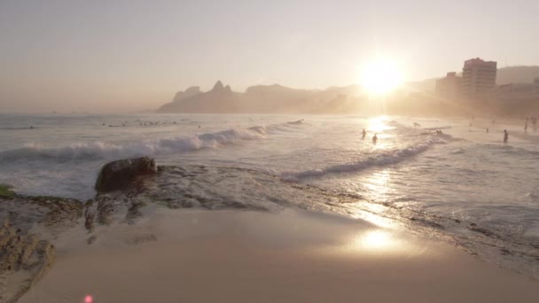 Slow Motion Shot Van Witte Golven Rollen Het Strand Bij — Stockvideo