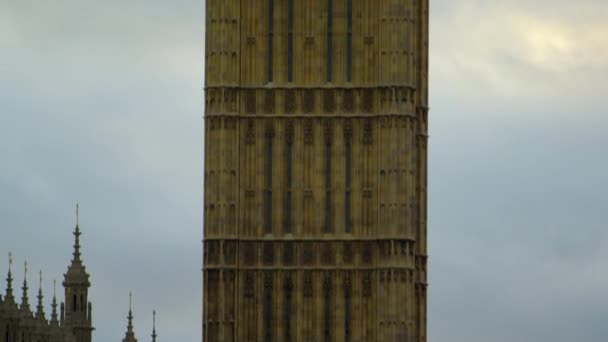 수준에서 시작하여 카메라가 런던의 시계탑에서 올라가서 마침내 다이얼에 멈춥시됩니다 — 비디오