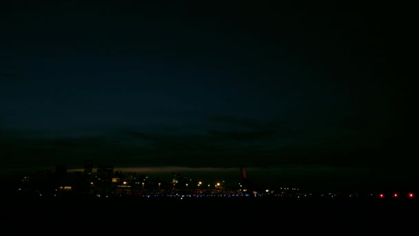 夜間に離陸する旅客機の左から右にスロートラッキングショット 飛行機はジャカレパグア リオデジャネイロ ブラジルの空港から取ります — ストック動画