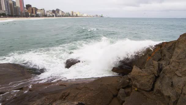 Captura Panorámica Partir Olas Que Estrellan Sobre Rocas Playa Frascos — Vídeo de stock