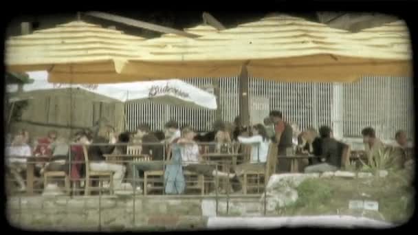 イタリア パビリオンの下で食べている人のショット ビンテージの様式化されたビデオ クリップ — ストック動画