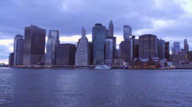 New York'ta cityscape ve Brooklyn Köprüsü panning çekim. Hudson nehri de görülebilir.