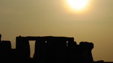 Gün batımında antik yapının çekim siluetini kapatın