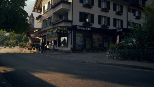 Filmación Inclinada Por Lado Del Hotel Brienzerburli Desde Otro Lado — Vídeo de stock