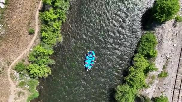 Tren Rayları Boyunca Insanlar Salla Yüzerken Havadan Provo Nehri Bakıyor — Stok video