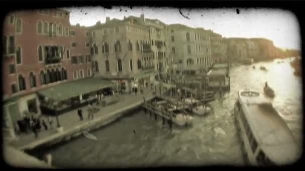 Una Toma Atardecer Barcos Góndolas Canal Venecia Vintage Clip Vídeo — Vídeo de stock