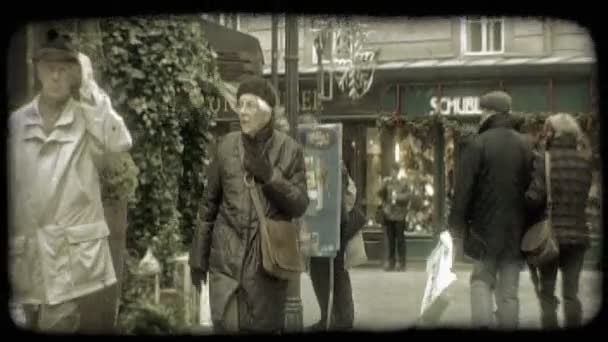 Oamenii Obișnuiți Îmbrăcați Călduros Haine Jachete Pălării Merg Lungul Străzii — Videoclip de stoc