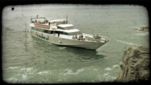 Ferry Rempli Touristes Éloigne Une Plage Italienne Rocheuse Vintage Stylisé — Video