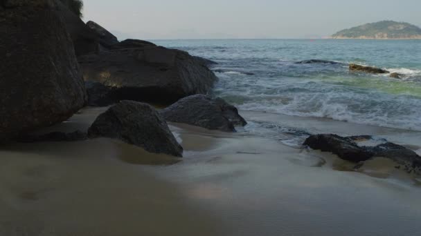 Scatto Rallentatore Onde Che Infrangono Sulle Rocce Sulla Spiaggia Rossa — Video Stock