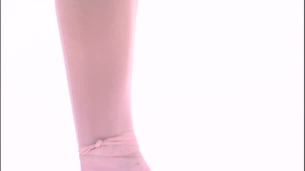 Kantelen Omhoog Shot Van Een Ballerina Dansen Een Witte Achtergrond — Stockvideo