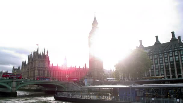鸟儿飞过泰晤士河在威斯敏斯特宫和威斯敏斯特桥在伦敦 拍摄于 2011 — 图库视频影像