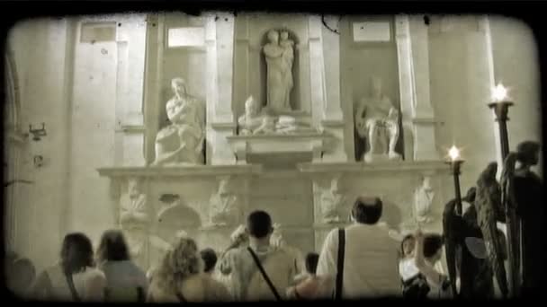 Scatto Una Statua Una Cattedrale Italiana Clip Video Stilizzato Vintage — Video Stock