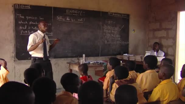 Afrika Kenia August 2010 Mittelweite Aufnahme Eines Lehrers Der Kinder — Stockvideo