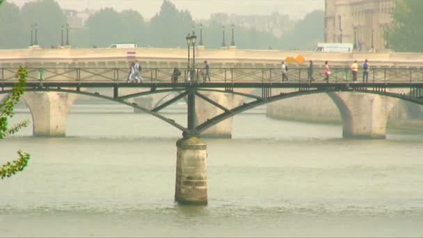 Folk Går Över Bron Över Floden Seine Paris — Stockvideo