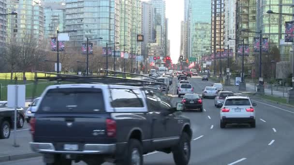 Vancouver Şehir Merkezindeki Trafik Orta Atış — Stok video