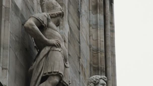 Μεσαίο Πλάνο Του Αγάλματα Δίπλα Στο Κτίριο Στο Μιλάνο Ιταλία — Αρχείο Βίντεο