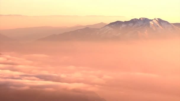 Antenn Skott Klippiga Bergstoppar Utah Med Linsen Flare Detta Togs — Stockvideo