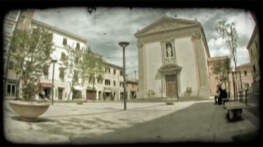 Zaman atlamalı bir kilise İtalya dışında plaza üzerinde yürüyen bir insan. Vintage stilize video klip.