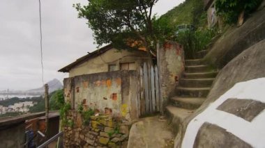 Yürüyüş ve merdiven dolly gidiş Rio de Janeiro, Brezilya favela vurulmuş. Kamera soldan sağa kaydırmak başlar ve sonra kameramanların merdivenlerden yukarı gider olarak vurdu bir dolly içine değişiyor.