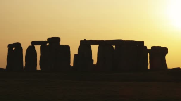 Wide Shot Van Stonehenge Bij Zonsondergang Engeland — Stockvideo