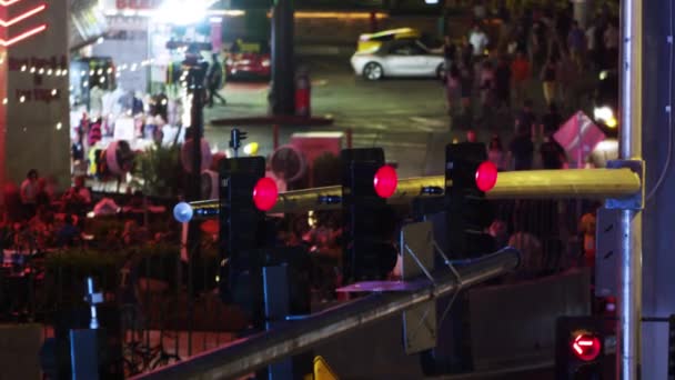 街灯从红色变为绿色的高角度镜头 以及下面街道上的行人 内华达州拉斯维加斯拍摄 — 图库视频影像