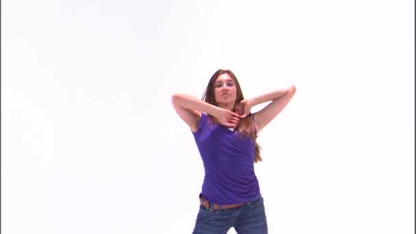 Tiro Uma Menina Dançando Uma Camisa Roxa Jeans — Vídeo de Stock