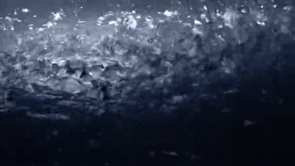 Detail Lehce Osvětlené Vody Vrcholu Černotě Dole — Stock video
