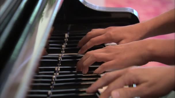 Flera Händer Spela Piano — Stockvideo