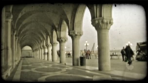 いくつかのアーチの下の通路およびイタリアの広場を歩きます ビンテージの様式化されたビデオ クリップ — ストック動画