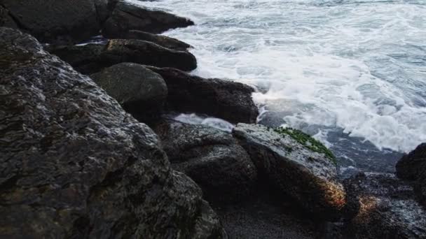 跟踪巨浪冲击锯齿状巨石的慢动作 — 图库视频影像