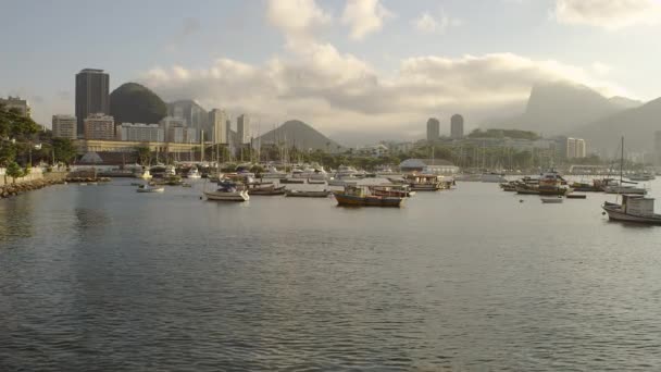 Лодки Стоящие Якоре Туманном Утреннем Заливе Гуанабара Рио Жанейро — стоковое видео