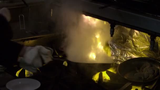 Küchenhelfer Bewegt Töpfe Auf Heißem Herd Über Flammen — Stockvideo