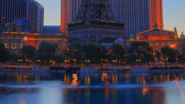 距離で Ballys とパリのホテル カジノ ベラージオ ホテルの噴水プールの静的 タイムラプス — ストック動画